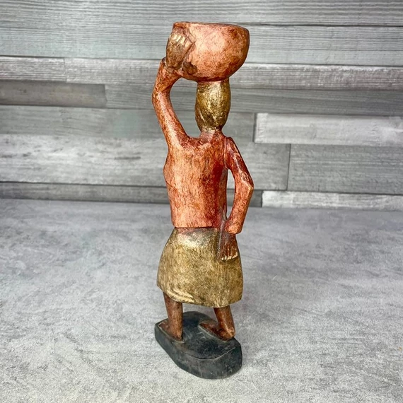 Faragott kézműves kosarat egyensúlyozó nő fa szobor