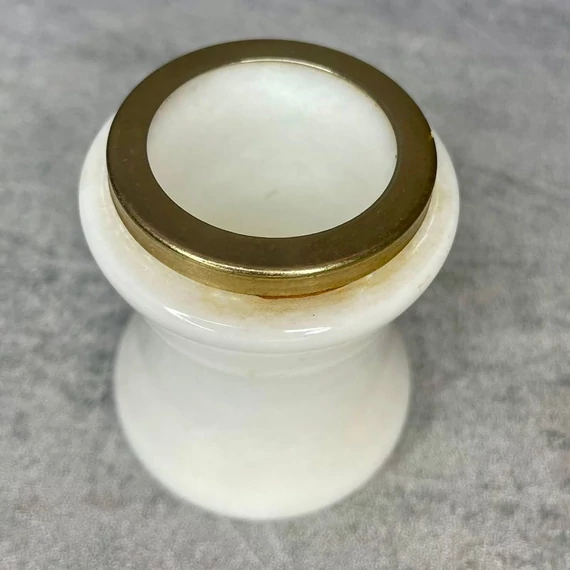 Fehér-arany márvány gyertyatartó