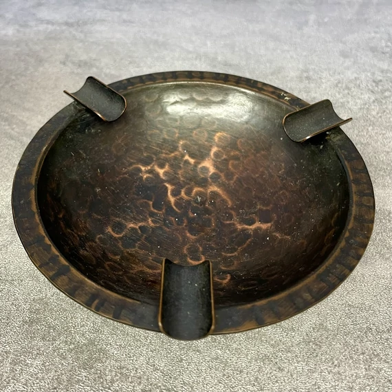 Fekete-arany váza, réz hamutál szett