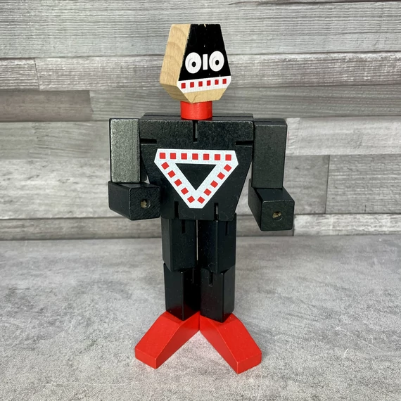 Retro fekete-piros fából készült robot játék figura