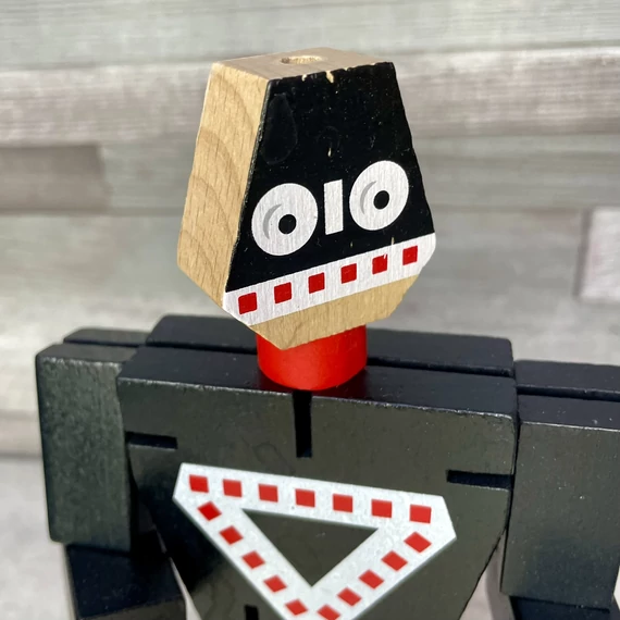 Retro fekete-piros fából készült robot játék figura