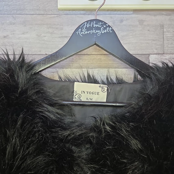 In Vogue rövid fekete szőrös női kabát, S-M