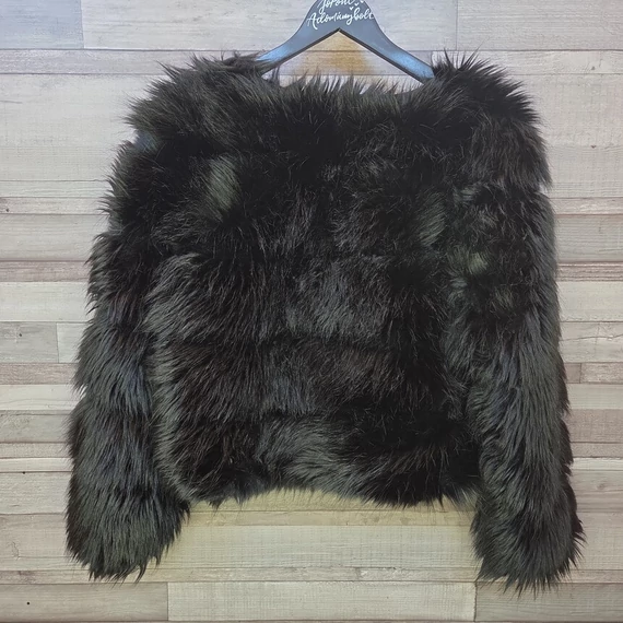In Vogue rövid fekete szőrös női kabát, S-M
