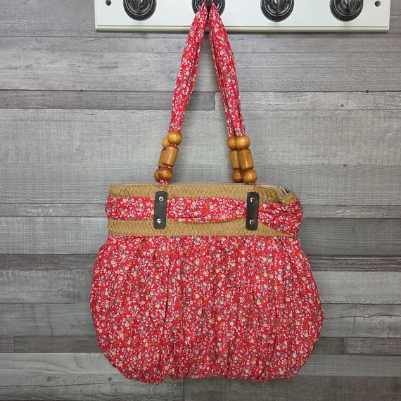 Virágmintás női válltáska masnival, fagyöngyökkel