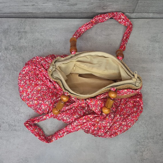 Virágmintás női válltáska masnival, fagyöngyökkel