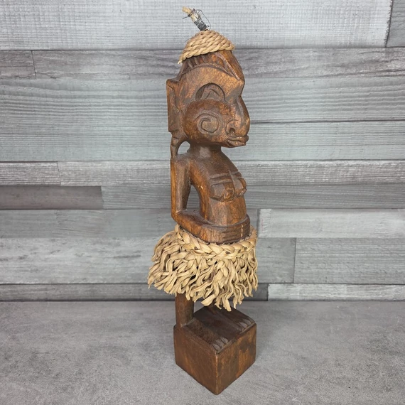 Thaiföldi trópusi fa szobor