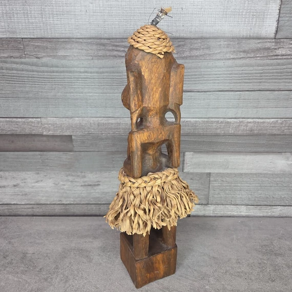 Thaiföldi trópusi fa szobor