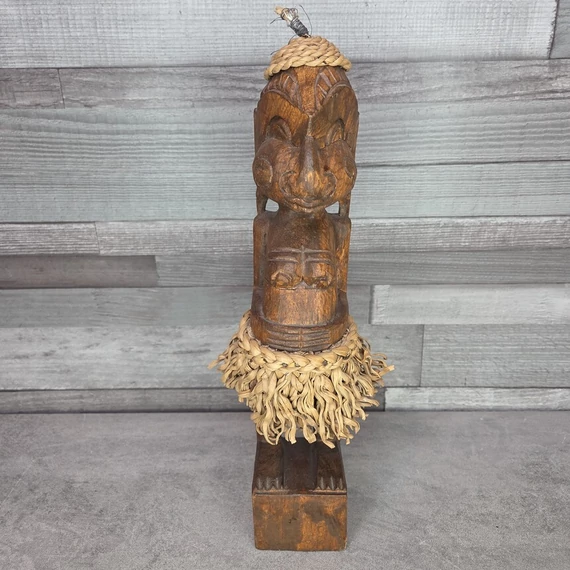 Thaiföldi trópusi fa szobor