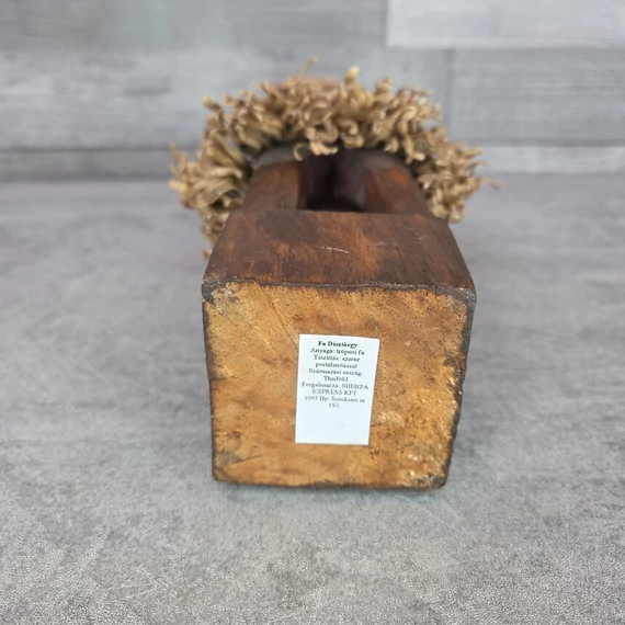 Thaiföldi trópusi fa szobor