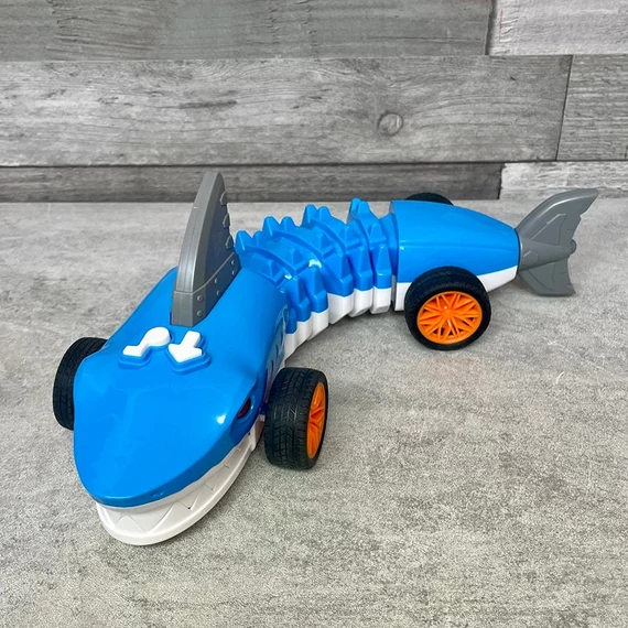 Pepco zenélő, guruló kék cápa játék