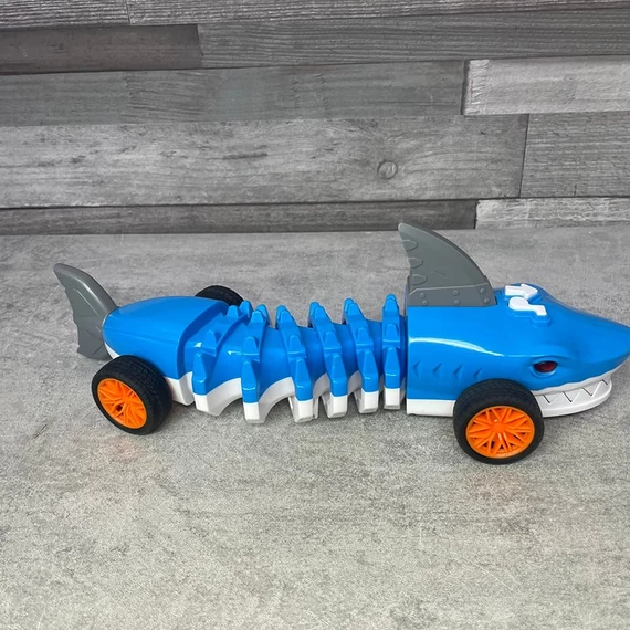 Pepco zenélő, guruló kék cápa játék