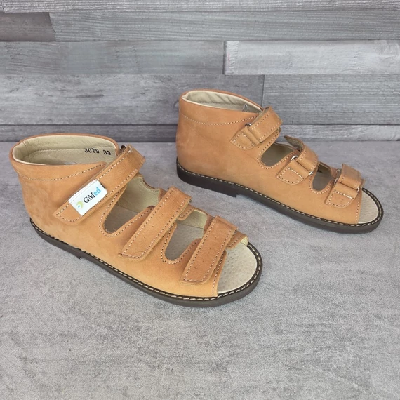 GMED supinált őzbarna tépőzáras gyerek szandál, 33