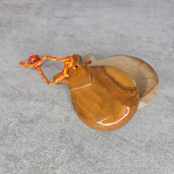 Fa kasztanyetta táncospárral, Mallorca felirattal