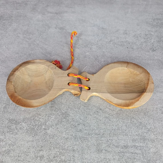 Fa kasztanyetta táncospárral, Mallorca felirattal