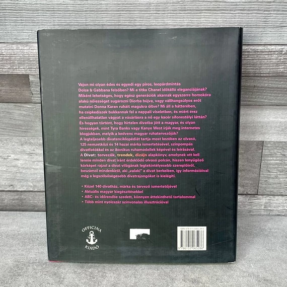 Marnie Fogg: Divat: tervezők, trendek, dizájn könyv