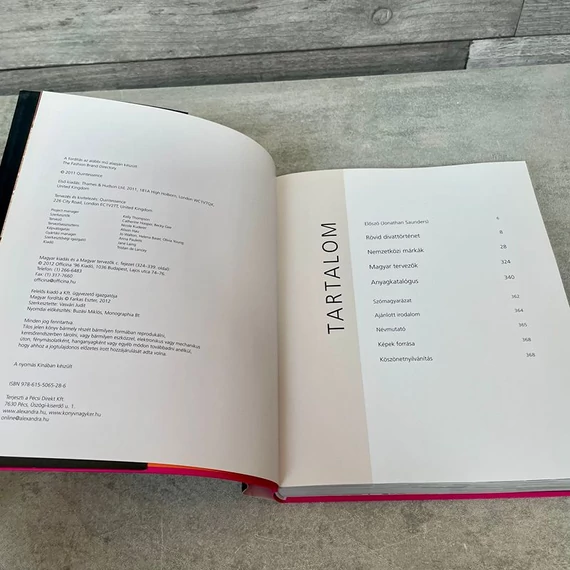 Marnie Fogg: Divat: tervezők, trendek, dizájn könyv