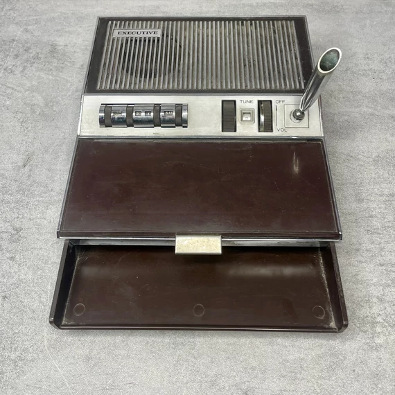 Executive vintage asztali rádió, írószer és névjegykártya tartó