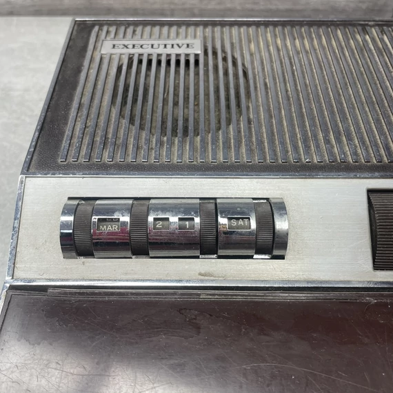 Executive vintage asztali rádió, írószer és névjegykártya tartó