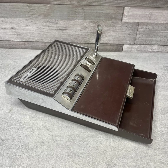 Executive vintage asztali rádió, írószer és névjegykártya tartó
