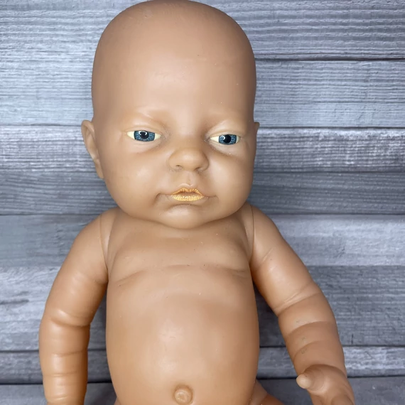 Fáradt arcú kisbaba, gyerek játék