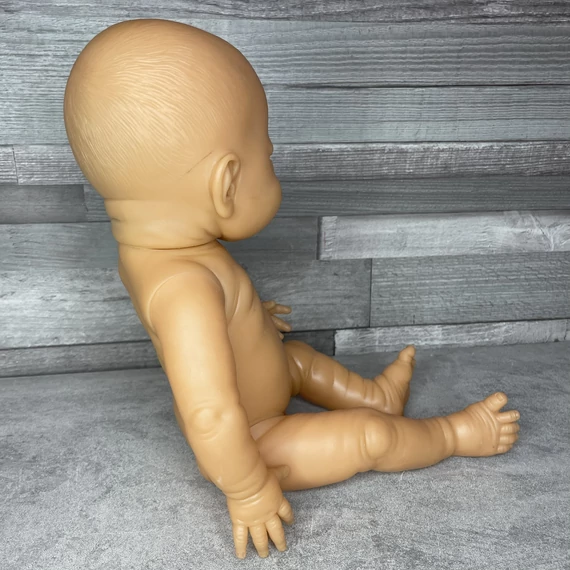 Fáradt arcú kisbaba, gyerek játék