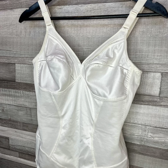 Triumph fehér/gyöngyház body 90B