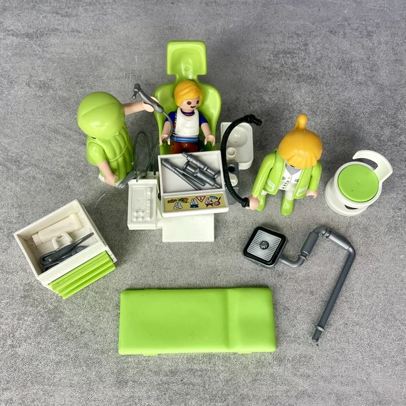 Playmobil 1994 fogorvosi rendelő figurákkal, berendezéssel