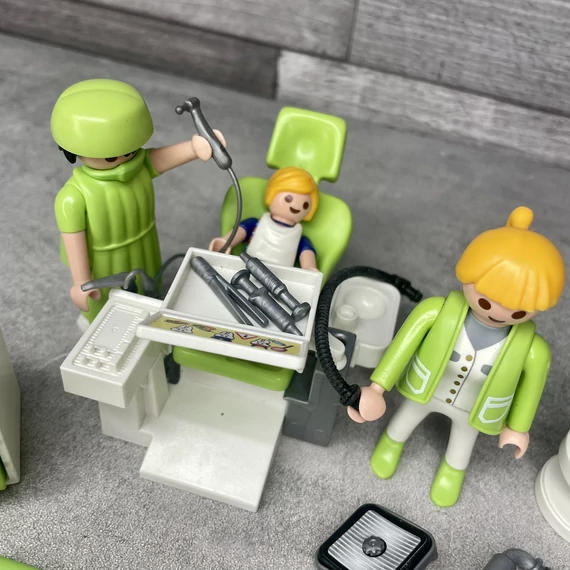 Playmobil 1994 fogorvosi rendelő figurákkal, berendezéssel