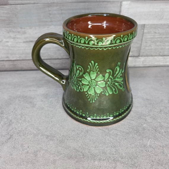 Kerámia korsó zöld mintával, Kecskemét címerével