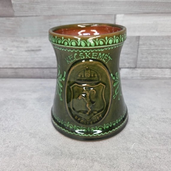 Kerámia korsó zöld mintával, Kecskemét címerével