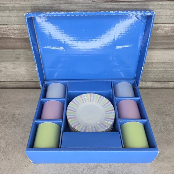 Pasztellszínű porcelán kávéskészlet