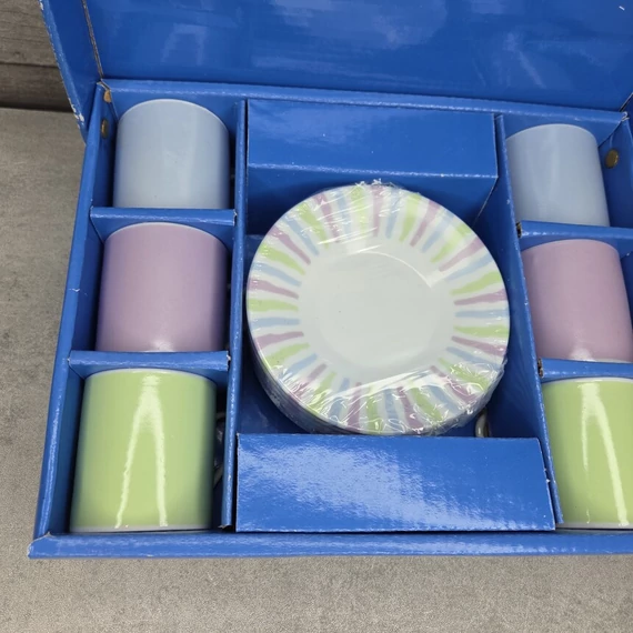 Pasztellszínű porcelán kávéskészlet