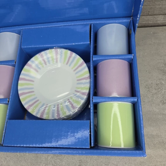 Pasztellszínű porcelán kávéskészlet