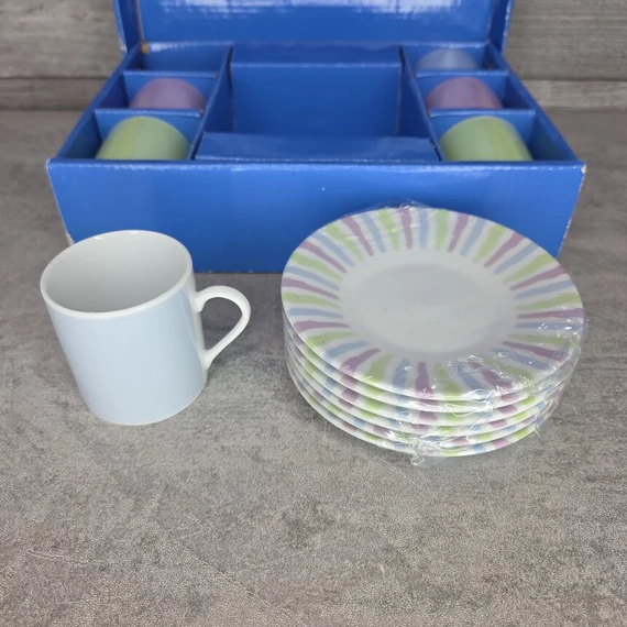 Pasztellszínű porcelán kávéskészlet