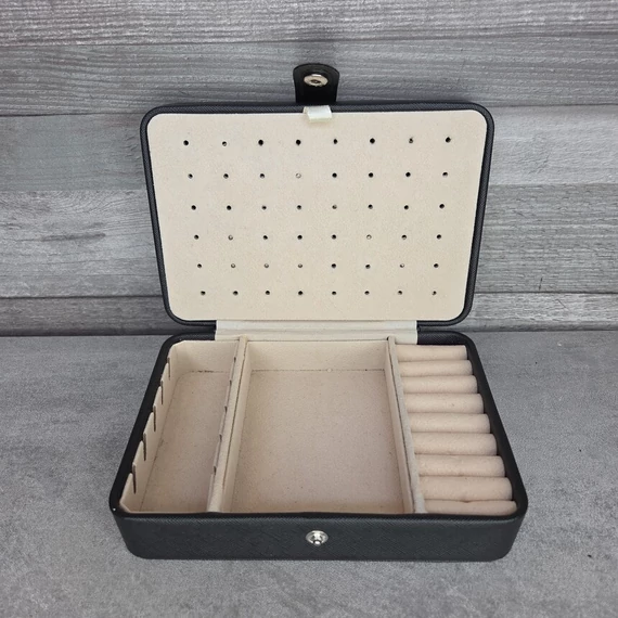 Műbőr ékszertartó doboz