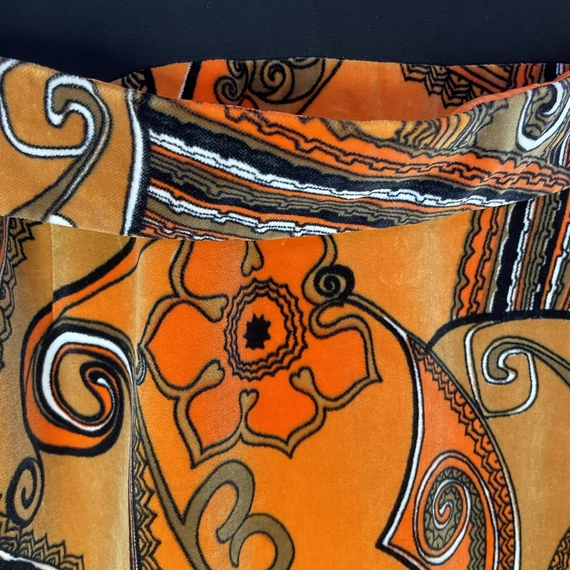 Fekete-narancssárga mintás női hosszú ruha 36