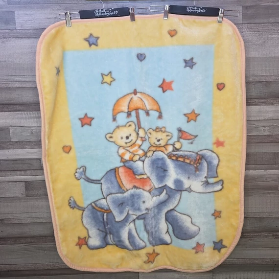 Sárga maci-elefánt mintás babatakaró