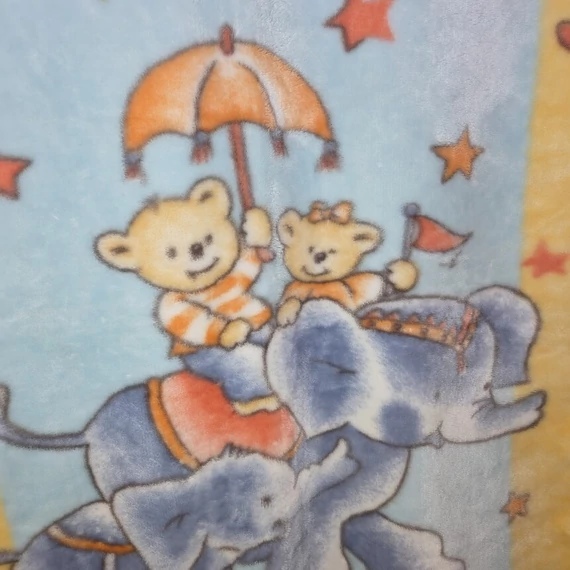 Sárga maci-elefánt mintás babatakaró