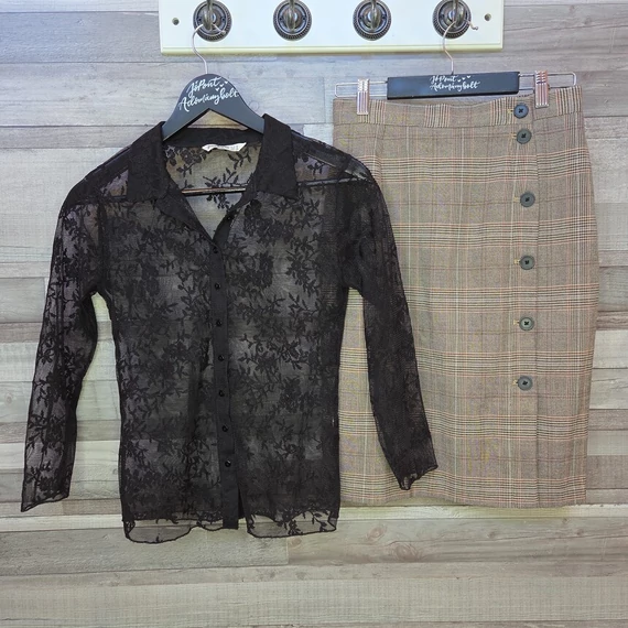 Stradivarius fekete csipkeblúz és H&M kockás szövetszoknya szett, S