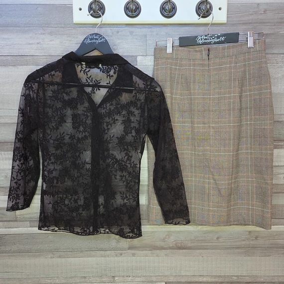 Stradivarius fekete csipkeblúz és H&M kockás szövetszoknya szett, S