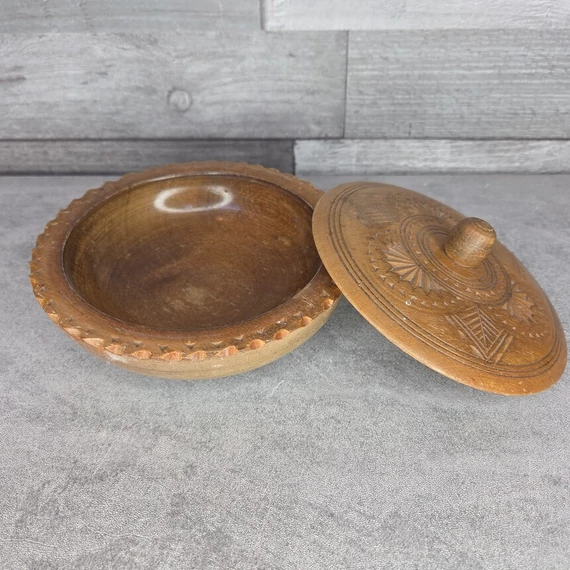 Faragott kerek fedeles fadoboz