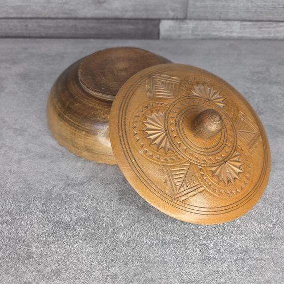 Faragott kerek fedeles fadoboz