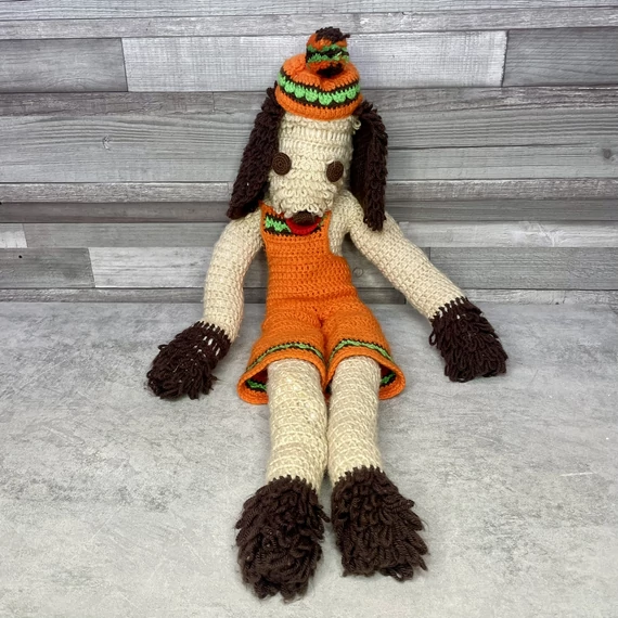 Kézzel készített horgolt retro narancssárga ruhás kutya