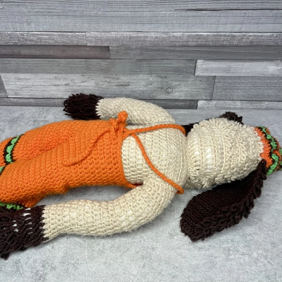 Kézzel készített horgolt retro narancssárga ruhás kutya