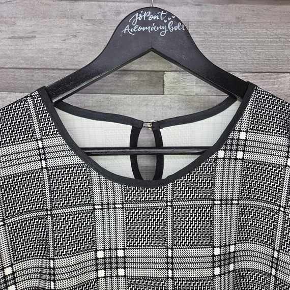 Fekete-fehér geometriai mintás rövidujjú női ruha, L