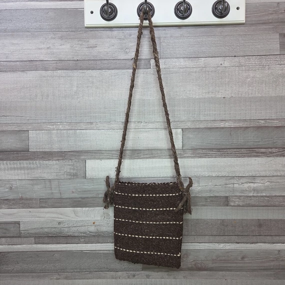 Kisméretű barna szőttes tarisznya