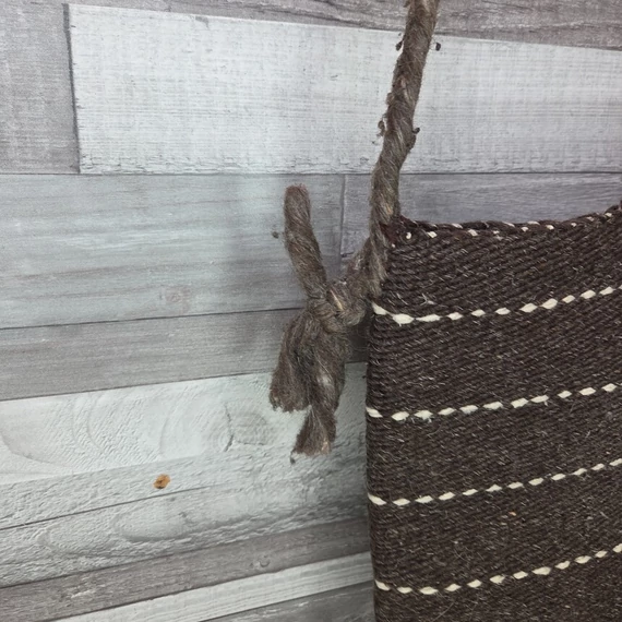 Kisméretű barna szőttes tarisznya