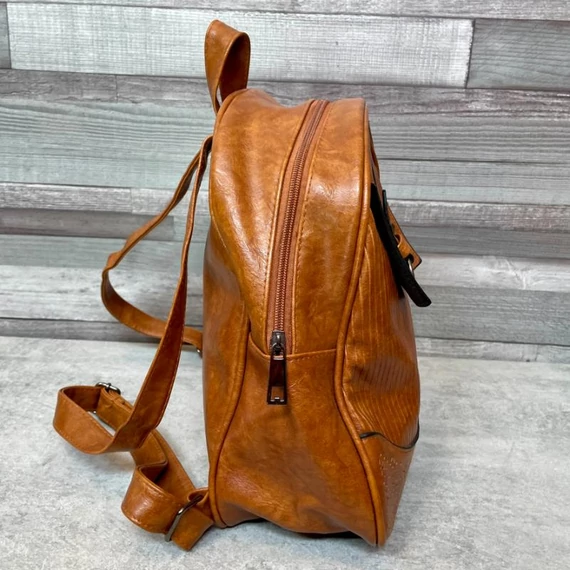 Barna műbőr hátizsák