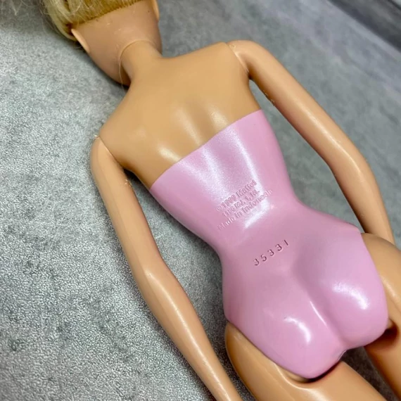 Mattel 1999 Retro rózsaszín tornadresszes szőke Barbie baba játék