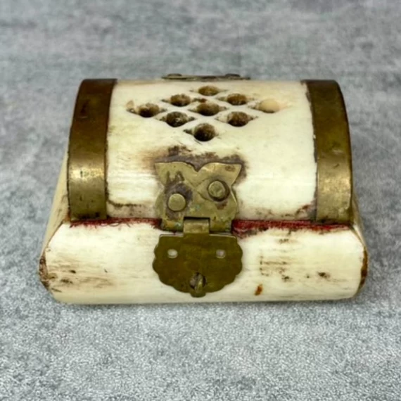 Indiai csont ékszertartó réz verettel